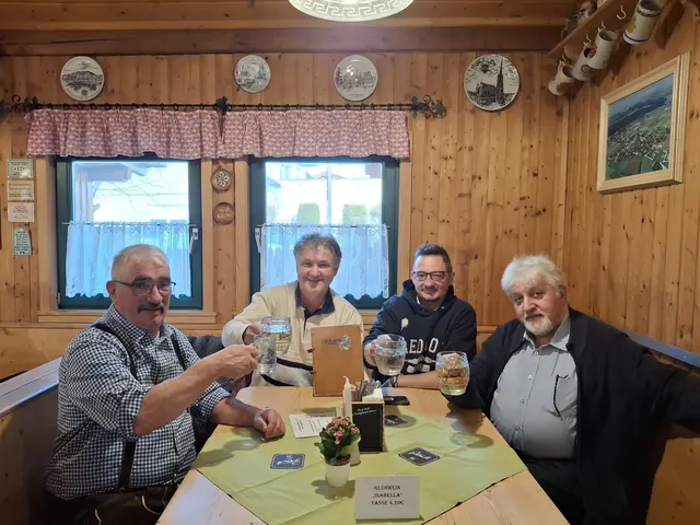 In geselliger Runde stieß Wirt Joachim Koschu mit den Gästen Andreas Kutej, Otto Partl und Franz Haschej (von links) an. | Foto: Privat