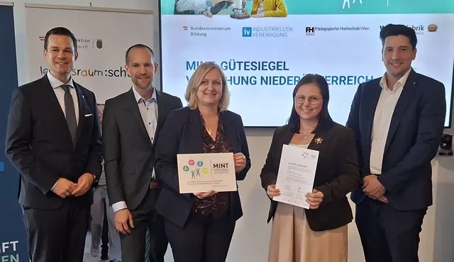 Bildungsdirektor Fritthum, Michael Hempt, Andrea Dittrich. Martina Piffl und Marin Skelo bei der Verleihung. | Foto: Volksschule Horn