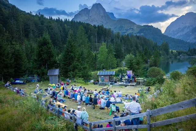 Das Konzert am Grünsee bot eine spektakuläre Kulisse. | Foto: Andreas Lutche