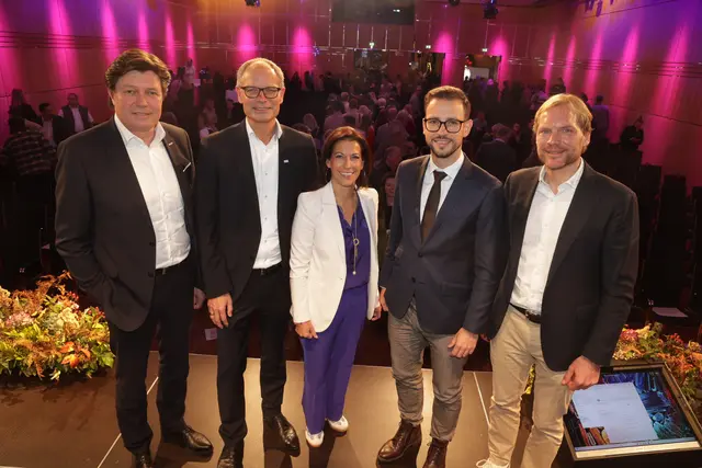 Josef Petritsch, Obmann Sparte Tourismus- und Freizeitwirtschaft in der WKK; Klaus Ehrenbrandtner, Geschäftsführer Kärnten Werbung; Moderatorin Ute Pichler; Tourismuslandesrat Sebastian Schuschnig  und Extremskibergsteiger und Keynote-Speaker Benedikt Böhm. | Foto: Dietmar Wajand
