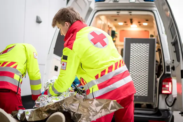Er fiel dreieinhalb Meter und schlug anschließend auf dem darunterliegenden Betonboden auf. | Foto: Bernhard Knaus