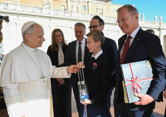 Übergabe des ORF-Friedenslichts an Papst Leo XIV. durch ORF Oberösterreich und Land Oberösterreich | Foto: Vatican Media