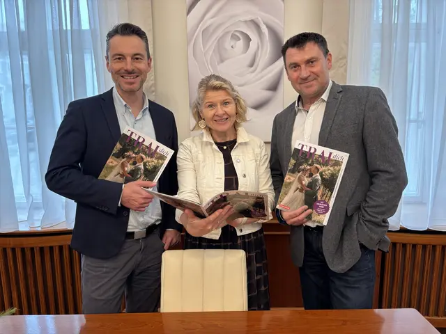 Die Mitarbeiter des Standesamts Hollabrunn – Martina Kemeter, Matthias Fritz und Josef Goll – sind von den kreativen Anregungen und stimmungsvollen Reportagen begeistert. | Foto: Alexandra Goll