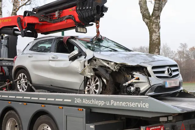 In Wels-Puchberg verliert eine Lenkerin die Kontrolle über ihren Mercedes und kracht gegen einen Baum der Birkenallee. | Foto: laumat.at