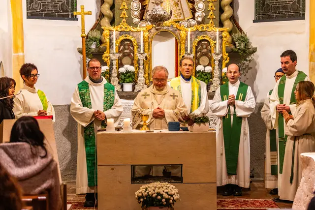V. l.: Verwaltungsvorständin Johanna Lanzl, Pastoralvorständin Sabina Eder, Pfarrer Markus Klepsa, Generalvikar Severin Lederhilger, der Leiter des Fachbereichs Priester und Diakone Martin Füreder, Pfarrkurat Markus Menner, Kooperator Johannes Feiyan Xu und Kooperator Franziskus Schachreiter. | Foto: Diözese Linz