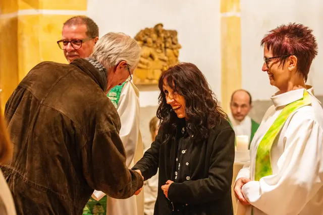 Vertreter:innen der Pfarrgemeinden und pastoralen Orte drückten dem Pfarrer und den beiden Pfarrvorständinnen per Handschlag ihre Verbundenheit und ihre Bereitschaft zur Zusammenarbeit zum Wohl der ganzen Pfarre aus. | Foto: Diözese Linz