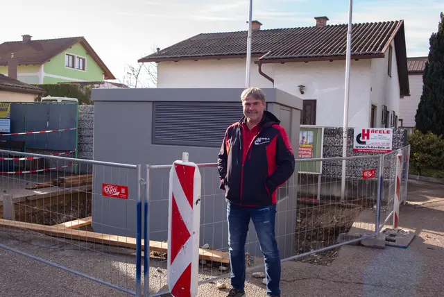 Christian Häfele vor dem neu errichteten EVN-Trafo. Direkt daneben: sein Zuhause. | Foto: Santrucek