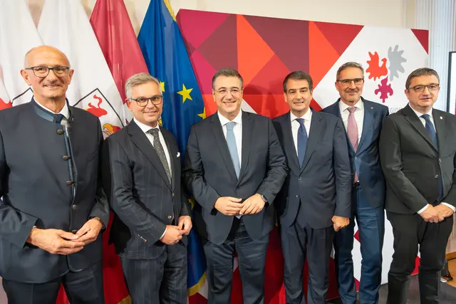 v.li: Euregio-Präsident LH Anton Mattle, EU-Kommissar Magnus Brunner, EU-Verkehrskommissar Apostolos Tzitzikostas (Griechenland), Kommissions-Vizepräsident Raffaele Fitto (Italien), LH Arno Kompatscher (Südtirol) und LH Maurizio Fugatti (Trentino). | Foto: Land Tirol/Pölzl