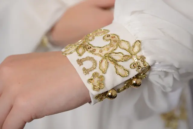 Am Saum des Kleides schimmert ein kleines, silbernes Hufeisen – es steht für Glück, aber auch für die Verwurzelung mit der Geschichte und dem Handwerk, das Leoben so stark gemacht hat. | Foto: Armin Russold