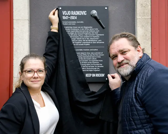 Würdigung: Daniela Schlüsselberger und Michi Hüttler enthüllten die Gedenktafel vor dem Orpheum. | Foto: Gonzomedia