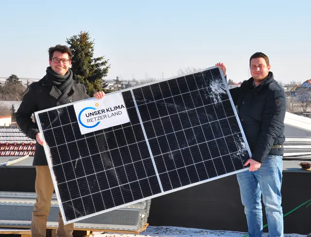 Modellregionsmanager Gregor Danzinger (l.) und Bgm. Markus Baier (r.) am Dach des Zellerndorfer Bildungscampus: Hier befindet sich seit einigen Jahren ein Gemeindekraftwerk mit 114 Kilowatt Spitzenleistung (Foto aus 2021). | Foto: Unser Klima Retzer Land