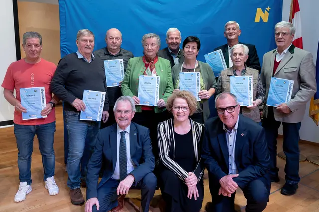 1. Reihe: NÖs Senioren Landesobmann Karl Wilfing, Senioren-Landesrätin Christiane Teschl-Hofmeister, NÖ Pensionistenverband Präsident Rupert Dworak
2. Reihe: Peter Hudler, Franz Unterhumer, Aurelia Fohringer, Ingrid Glösl, Margarete Teufel, Fritz Essletzbichler
3. Reihe: Hermann Schagerl, Begleitperson, Erich Auer | Foto: Molnar