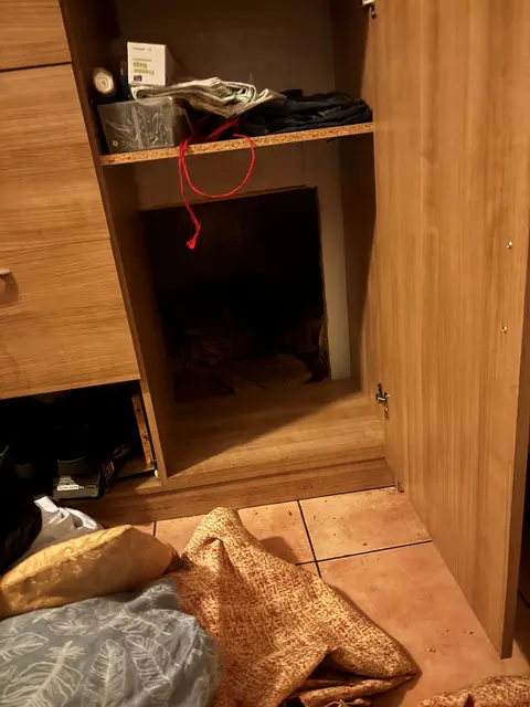 Da staunten die Behörden nicht schlecht. Hinter der Schranktür befand sich ein Hohlraum. | Foto: Gruppe Sofortmaßnahmen