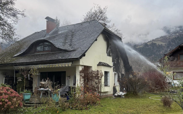 Die Nachlöscharbeiten dauern aktuell noch an | Foto: Feuerwehr Ossiach