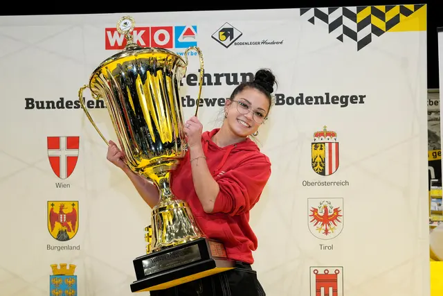 Nathalie Lenzbauer mit dem besonderen Siegerpokal. | Foto: WKVBG/andysillaber