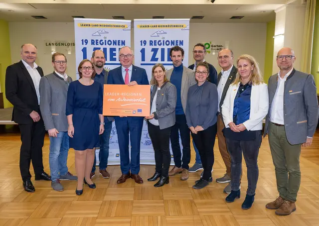 (v.l.n.r.) Bürgermeister Christian Frank (Herrnbaumgarten, ÖVP), Michael Hainitz, Christine Filipp, Bürgermeister Thomas Speigner (SPÖ Spillern), LH-Stellvertreter Stephan Pernkopf (ÖVP), Sonja Eder, Bürgermeister René Lobner (Gänserndorf, ÖVP), Markus Weindl, Hana Zvarikova, Peter Steinbach, Renate Mihle und Manfred Weinhappel engagieren sich für die Region Weinviertel. | Foto: NLK Burchhart