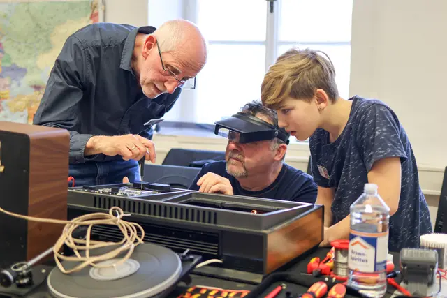 Der jüngste Helfer heißt Samu und repariert fleißig mit. | Foto: Umwelt Profis Braunau