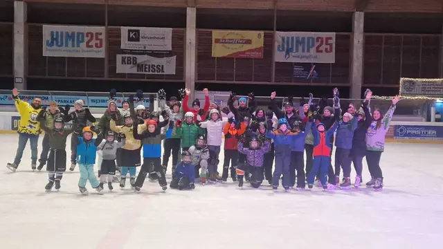 Für viele Kinder und Jugendliche, wie hier bei der Eisdisco, ist die Eishalle im Winter eine gute Möglichkeit Sport zu betreiben. | Foto: privat