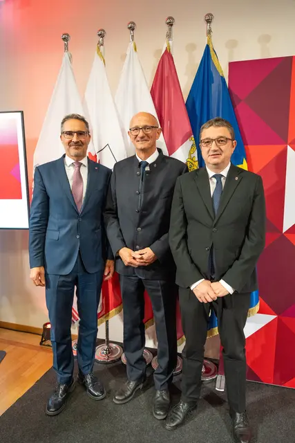 v.li.: LH Arno Kompatscher (Südtirol), Euregio-Präsident LH Anton Mattle und LH Maurizio Fugatti (Trentino) | Foto: Land Tirol/Pölzl
