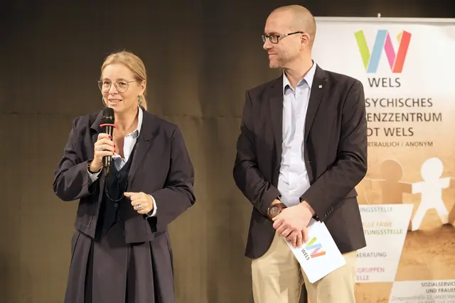 Sozialreferentin Christa Raggl-Mühlberger mit Bernhard Nagl vom Welser Sozialservice. | Foto: Wenzel