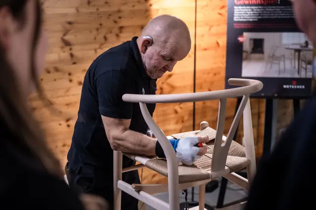 The making of a Wishbone Chair“ begeisterte die zahlreichen Besucher:innen
