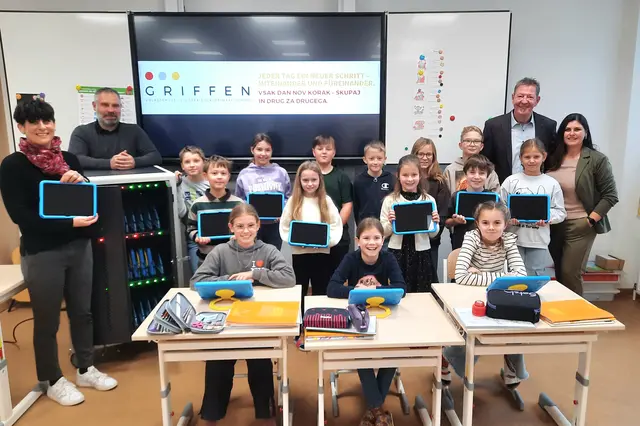 Direktorin MIchaele Lesiak-Zdovc (von rechts), Josef Müller, Schülerinnen und Schüler der 4b, Mario Ouschan sowie Natascha Stuck | Foto: Gemeinde Griffen