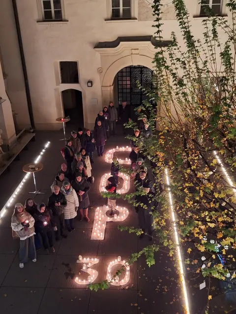 Das Bild des leuchtenden Schriftzuges wurde samt Botschaft an die Delegierten der Weltklimakonferenz in Brasilien gesendet.  | Foto: Gerd Neuhold