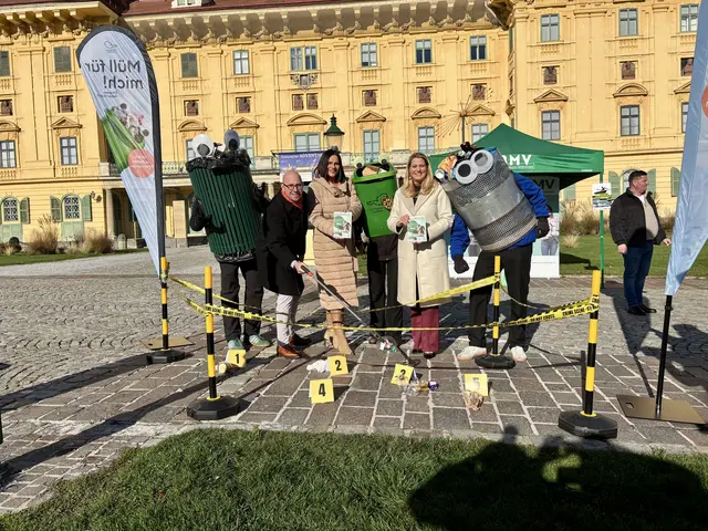 (v.r.) Landesrätin Daniela Winkler, Landtagspräsidentin Astrid Eisenkopf und Österreich sammelt-Sprecher Andreas Pertl gemeinsam mit den Trashbusters.  | Foto: Stefan Schneider