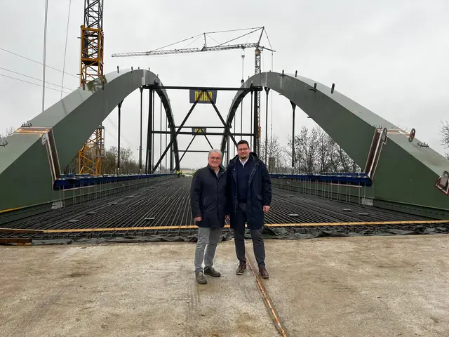 Bürgermeister Wolfram Moshammer und Landtagsabgeordneter Thomas Antlinger bei der
Besichtigung der neuen Brücke über die Aschach bei Karling. | Foto: SPÖ
