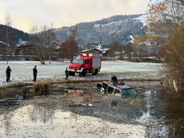 Die zwei Insassen konnten sich selbstständig über den Kofferraum aus dem sinkenden Auto retten. | Foto: ZOOM.Tirol