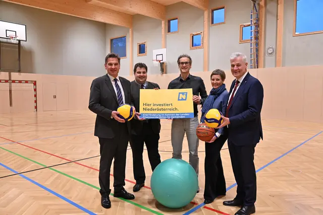 Bürgermeister Werner Krammer, Landtagsabgeordneter Vizebürgermeister Mario Wührer, Sportmittelschul-Direktor Herbert Haidler, Bildungs-Stadträtin Gudrun Schindler-Rainbauer und Landesrat Anton Kasser im neuen Turnsaal der Sportmittelschule Waidhofen. | Foto: Stadt Waidhofen