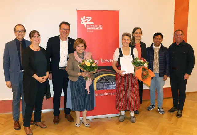 v.l.: Andreas G. Weiß, Vizebürgermeisterin Eva Bischofer, Vizebürgermeister Josef Mairhofer, Evelyn Meißl, Renate Stromminger, Regionalbegleitung Christine Sablatnig, Kooperator P. Paulus Sujianto SVD, Bürgermeister Hansjörg Obinger | Foto: Katholisches Bildungswerk Salzburg