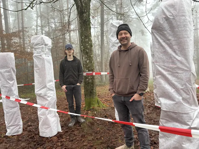 Stefan Mittlböck-Jungwirth-Fohringer (vorne) und sein Sohn Jarno Fohringer errichteten das Mahnmal auf der Gugalea. | Foto: MeinBezirk/Gernot Fohler