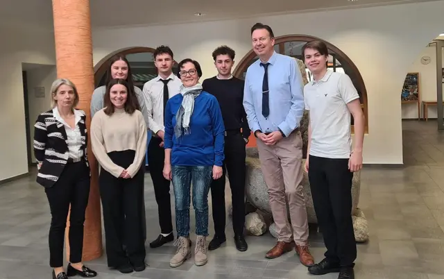 v.l.n.r.: 1. Reihe: Schulleiterin Petra Mösenlechner, Lena Hartl, Erika Geisler, Fachvorstand Roland Peinhopf, Fabian Wimmer
v.l.n.r.: 2. Reihe: Theresa Baumgartner, Simon Patsch und Fabio Vorreiter | Foto: TS Bramberg