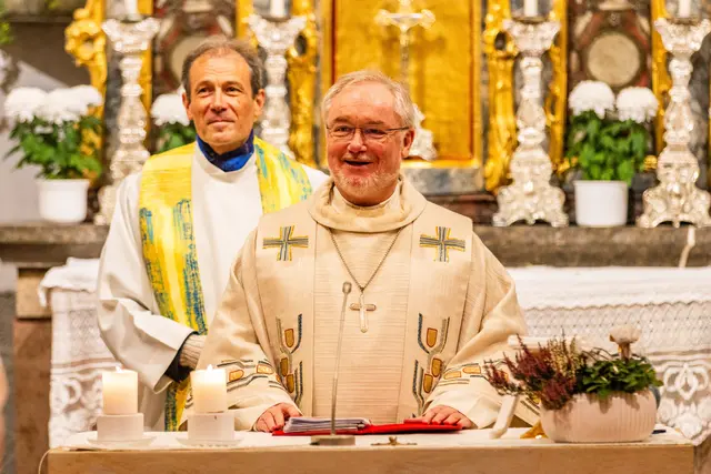 Generalvikar Severin Lederhilger und der Leiter des Fachbereichs Priester und Diakone Martin Füreder beim Festgottesdienst zur Amtseinführung. | Foto: Diözese Linz