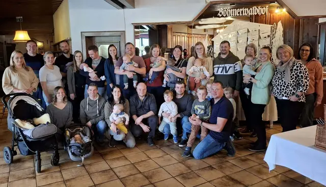 Die Jungfamilien wurden von Bürgermeister und Familenausschuss-Obfrau Regina List zu einem Frühstück eingeladen.  | Foto: Marktgemeinde Ulrichsberg