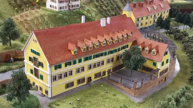 Die Landesweinbauschule Silberberg wurde von den "Freunden der Sulmtalbahn" maßstabgetreu nach alten Plänen nachgebaut. | Foto: Freunde der Sulmtalbahn