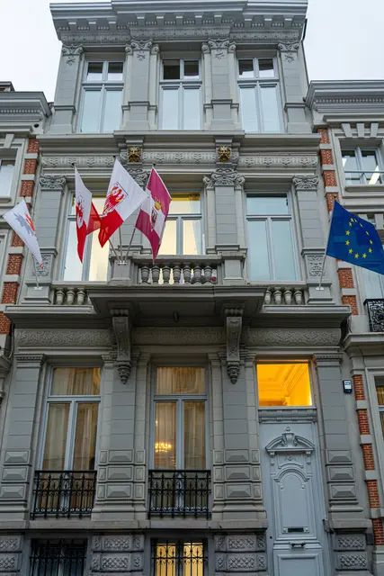 Gegründet 1995 – direkt nach dem Beitritt Österreichs in die EU – hat das Verbindungsbüro die Aufgabe, die gemeinsamen Interessen der drei Nachbarregionen auf europäischer Ebene wirkungsvoll zu vertreten. Seit 2005 befindet sich das Büro der Vertretung im Herzen des EU-Viertels, in unmittelbarer Nähe des Europäischen Parlaments, des Rates der Europäischen Union, der Europäischen Kommission und des Europäischen Ausschusses der Regionen. | Foto: Land Tirol/Pölzl