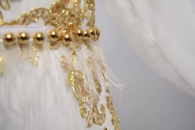 Genau 29 goldene Knöpfe bzw. Perlen ziehren die Taille des Kleids – eine direkte Anlehnung an den Leobener Bergkittel, dessen Knöpfe für die 29 Lebensjahre der Heiligen Barbara stehen. | Foto: Armin Russold