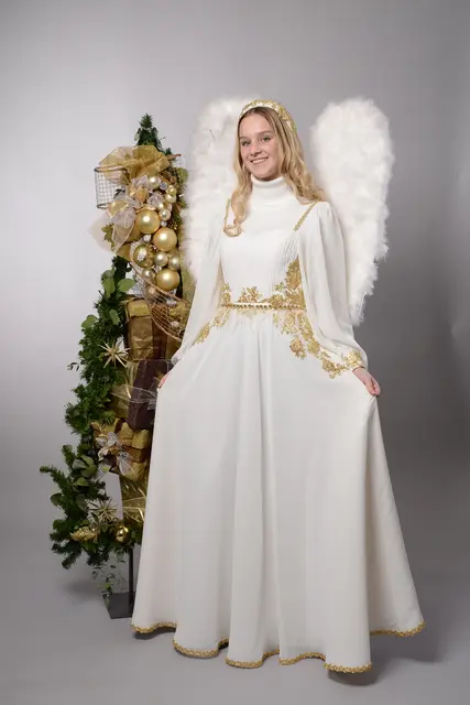 Die 18-jährige Celine aus St. Michael ist heuer das Leobener Christkindl.  | Foto: Armin Russold