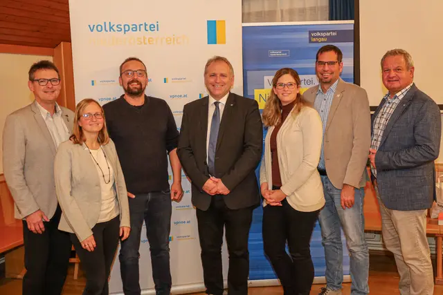 Landtagsabgeordneter Franz Linsbauer dankte dem neuen Gemeindeparteivorstand - Bezirksparteigeschäftsführer Herbert Gschweidl gratulierte ebenfalls. | Foto: Patrick Reiß