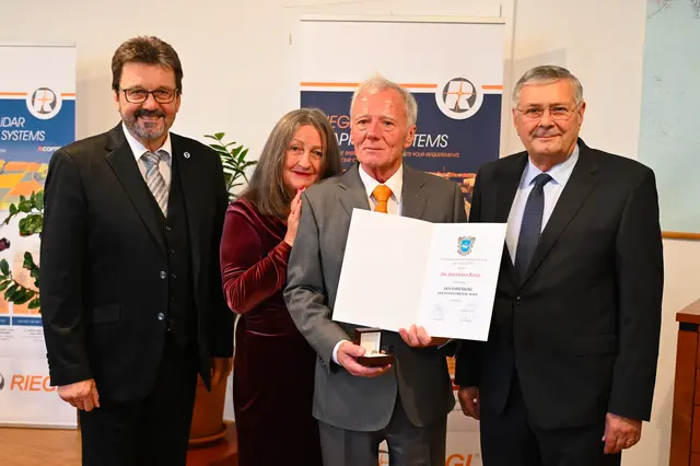 Bürgermeister Lentschig, Eva Riegl, Johannes Riegl und Vizebürgermeister Nagl bei der Ehrung. | Foto: Stadtgemeinde Horn