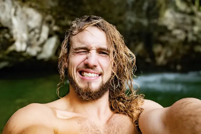 Der Trofaiacher Osama Ali hat die Steiermark verlassen, um mehr von der Welt zu sehen. Heute entdeckt er neue Orte, neue Kulturen und vor allem neue Klippen, von denen er springen kann. | Foto: Osama Ali