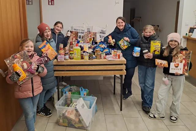 Die Ministrantinnen Theresa, Anna-Lena, Sophie, Magdalena und Anna (v.l.n.r.) mit Gruppenleiterin Katharina Raab (3.v.l.). | Foto: Caritas Salzburg