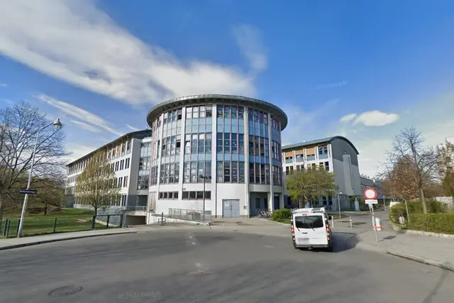 Mitten im Norwegerviertel steht die Ganztagsvolkschule und die Schwerhörigenschule Hammerfestweg. Im Grätzl auch die "Blaue Schule" genannt.  | Foto: Google Maps