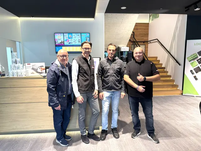 RED ZAC-Vorstand Peter Osel, RED ZAC-Vorstand Thomas Pöcheim und RED ZAC-Gebietsbetreuer Damian Bielinski (re.) begrüßten Eigentümer Mario Klocker (2. v. re.) in der RED ZAC-Familie. | Foto: RED ZAC