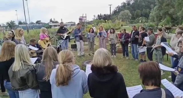 Im Gemeinschaftslehrgarten Rosental wurde gemeinsam gesungen und musiziert. | Foto: Klangtreff