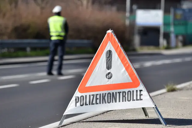 Der Verkehr sei für die Kontrollen auf den Verkehrskontrollplatz Arnoldstein abgeleitet worden, was ein Fahrer vorerst nicht beachtet habe. (Symbolfoto)  | Foto: stock.adobe.com/at/ Spitzi-Foto  