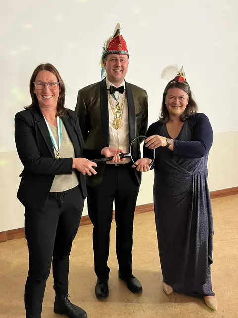 Bürgermeisterin Agnes Reiter (links) übergab dem Raaber Prinzenpaar am 11. November 2025 den symbolischen Schlüssel fürs Gemeindeamt. Der Fasching 2025/2026 kann beginnen. | Foto: Faschingsgilde Narraabia