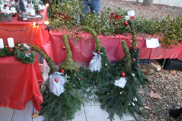 Saisonale Dekorationen am Kreativmarkt.
